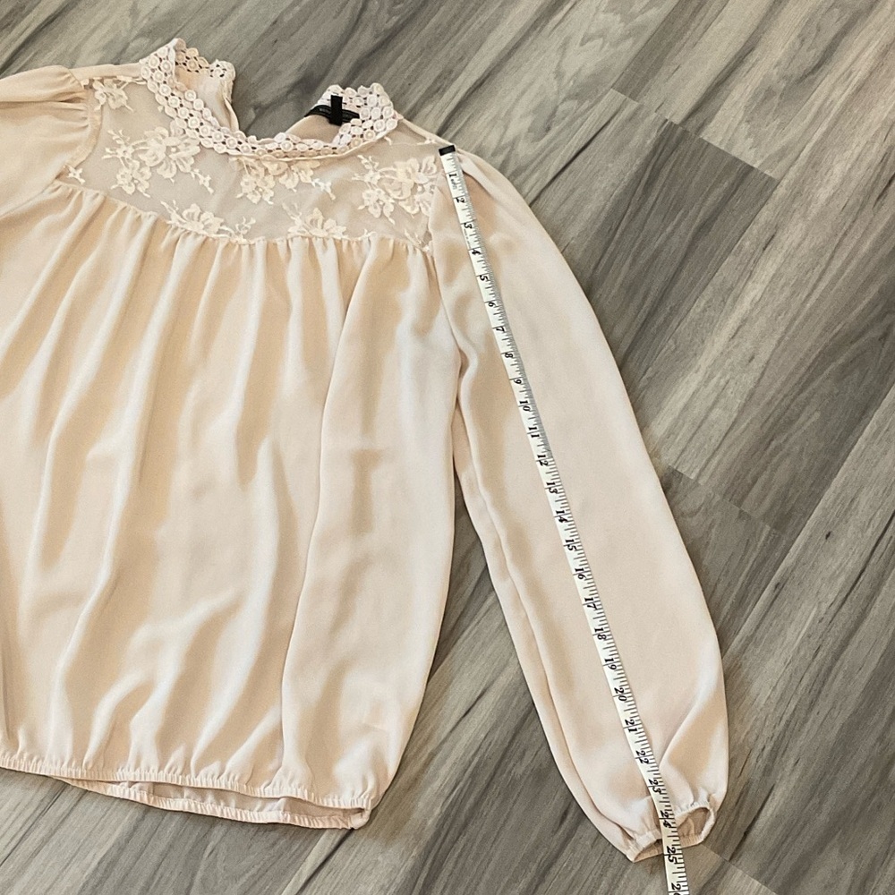 BCBGMaxAzria Cream Floral Lace Blouse Size M Excellent Condition - Picture 9 of 9